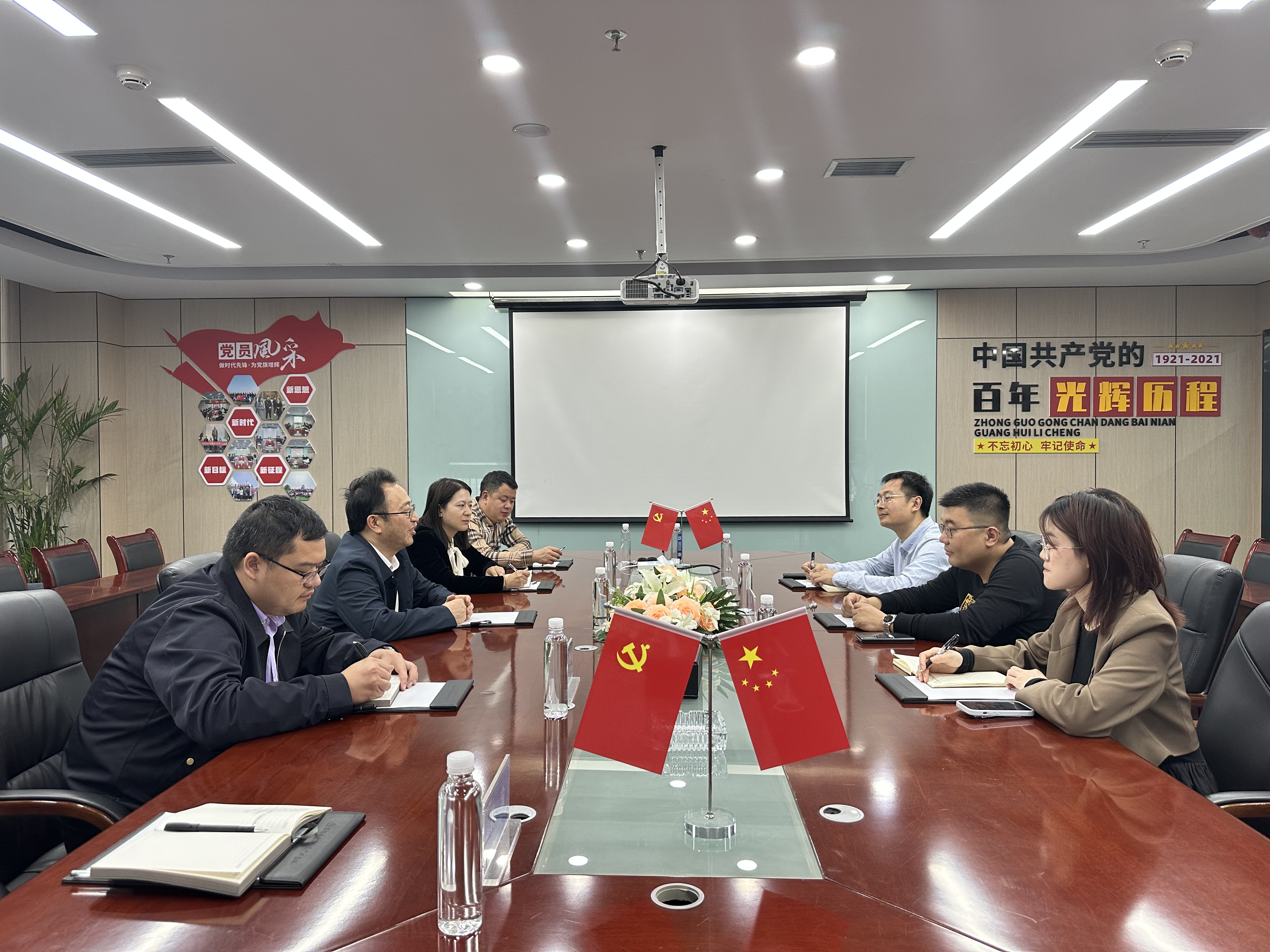 秦传江副院长一行在腾讯云重庆数字经济产业基地交流座谈